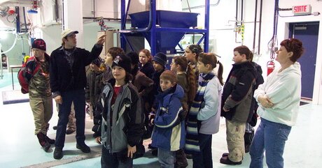 Visite des jeunes � l'usine de filtration